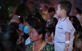 Sân khấu độc đáo làm từ hơn 10.000 bông hoa loa kèn tại Viện Huyết học